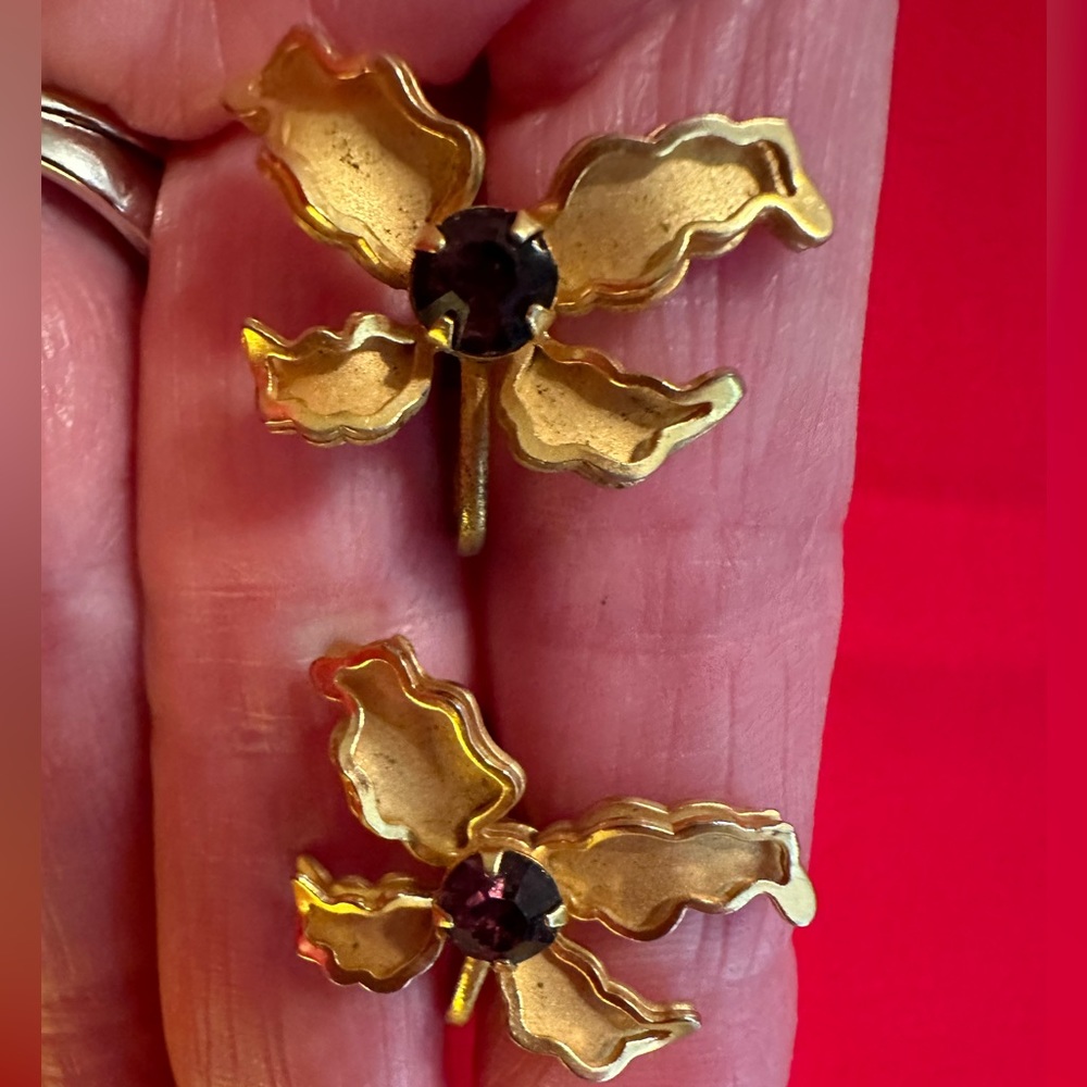 B.N. VINTAGE screw earrings, gold and dark purple stone